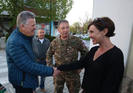 DVE UNIFORMI ENA PESEM 01 FOTO LJUBO VUKELIČ